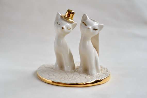 Cat wedding cake topper, in gold and ivory - pastel wedding, bride and groom cats ceramic cat cake topper wedding, wedding keepsake