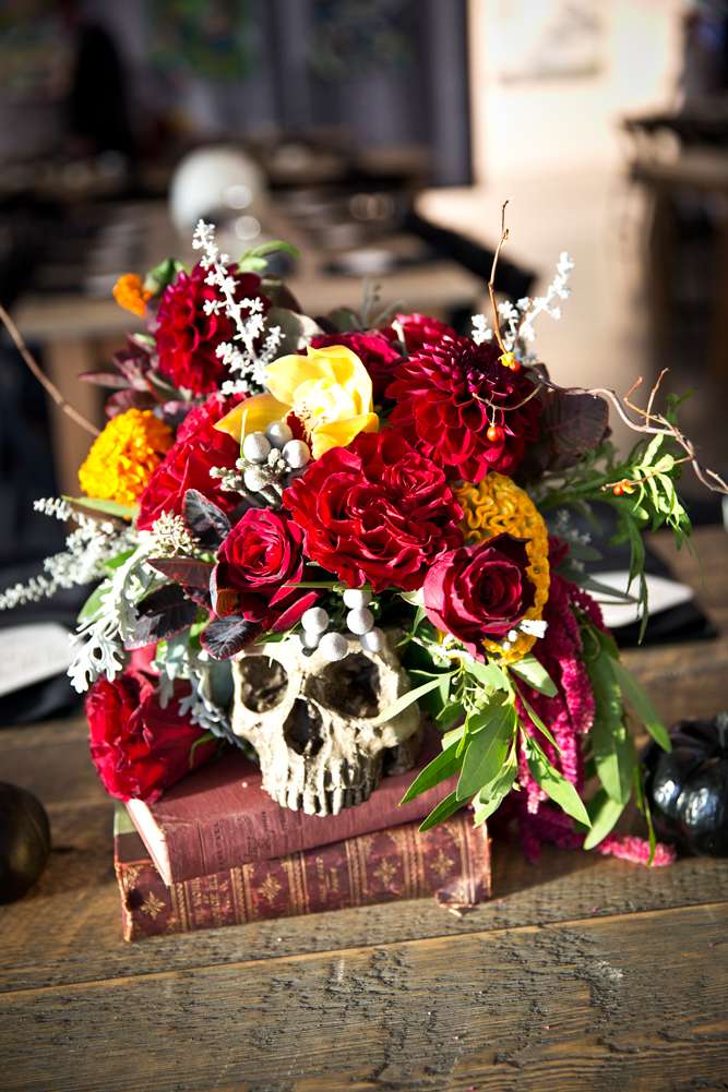 Romantic Memento Mori &amp; Skull Wedding · Rock n Roll Bride