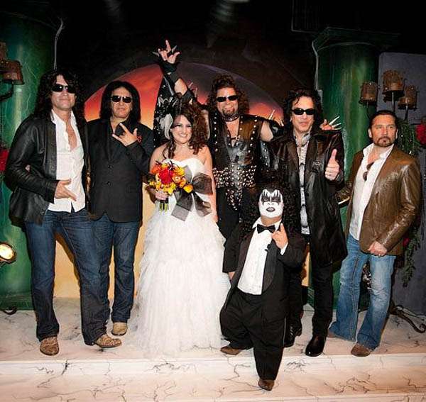 Cementerio Discriminar mecanógrafo Get Married at the KISS 'Hotter than Hell' Wedding Chapel in Las Vegas! ·  Rock n Roll Bride