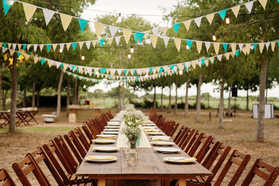 relaxed summer picnic wedding in spain (25)