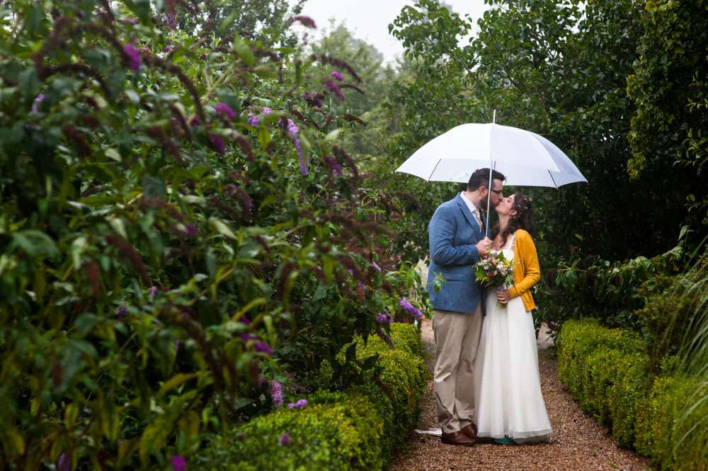 colourful rainy summer wedding (30)