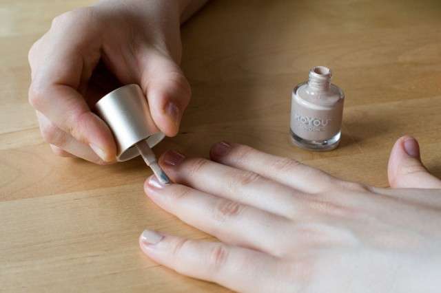 How To Screen-Printing Inspired Wedding Nails (4)