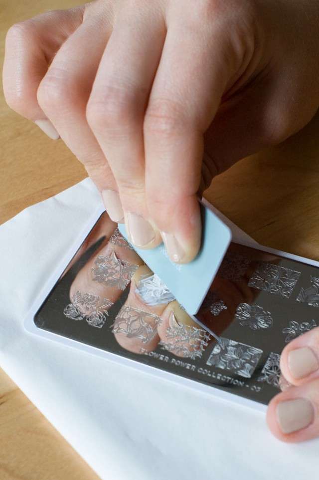 How To Screen-Printing Inspired Wedding Nails (6)
