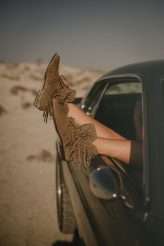75_editorial_shooting_desert_pablolaguia_palomacruzeventos_davidrodriguez_makeupzonenet_otaduy_mustang