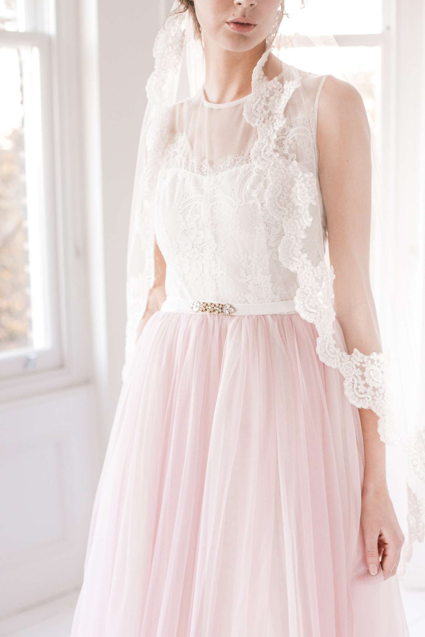 https://www.rocknrollbride.com/wp-content/uploads/2017/05/Blush_lace_and_pink_tulle_wedding_veil-_Juana-_Britten_weddings.jpg