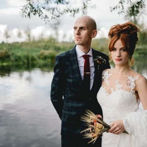 Golden Autumnal Wedding with DIY Catering & Dried Flower Bouquets (15)