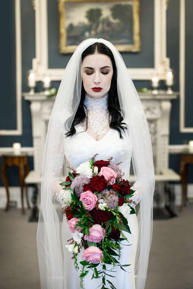 Гот свадьба. Кристин Куинн Готическая невеста. Невеста Готика. Свадьба в стиле Готика. Невеста в готическом стиле.