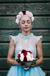 Tuscan Pool Party Wedding With Frida Kahlo Bride & All the Guests in White (12)