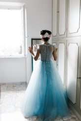 Tuscan Pool Party Wedding With Frida Kahlo Bride & All the Guests in White (6)