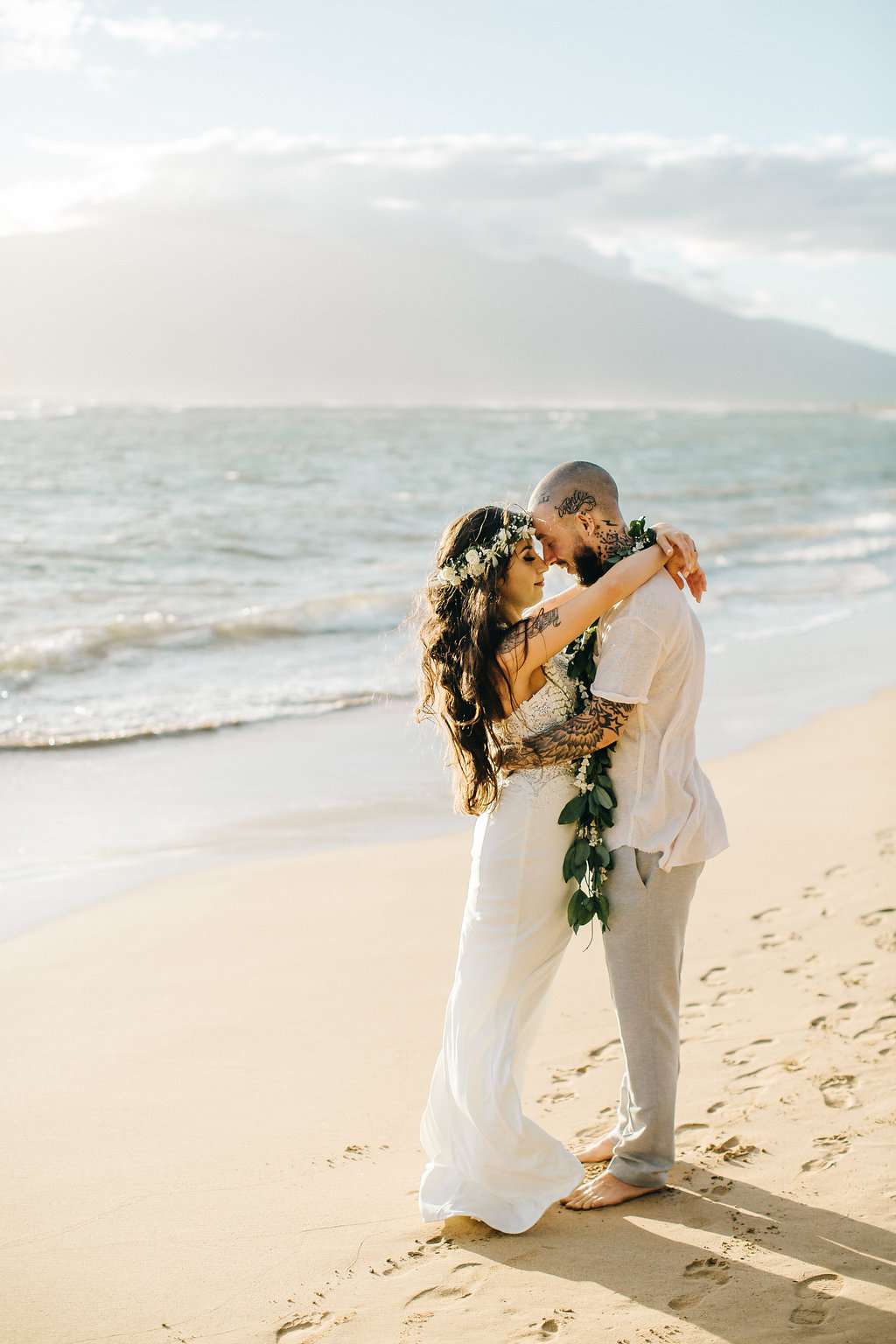 Minimalist & Tropical Maui Beach Wedding · Rock n Roll Bride