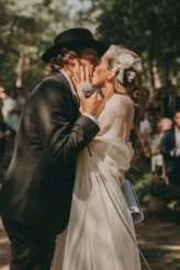 A Nature-Inspired Farmhouse Wedding in Spain with Pampas Grass & Vintage Sofas (13)