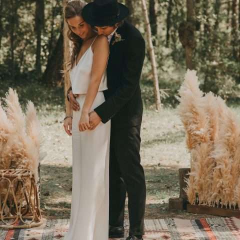 A Nature-Inspired Farmhouse Wedding in Spain with Pampas Grass & Vintage Sofas (25)