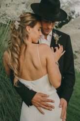 A Nature-Inspired Farmhouse Wedding in Spain with Pampas Grass & Vintage Sofas (47)