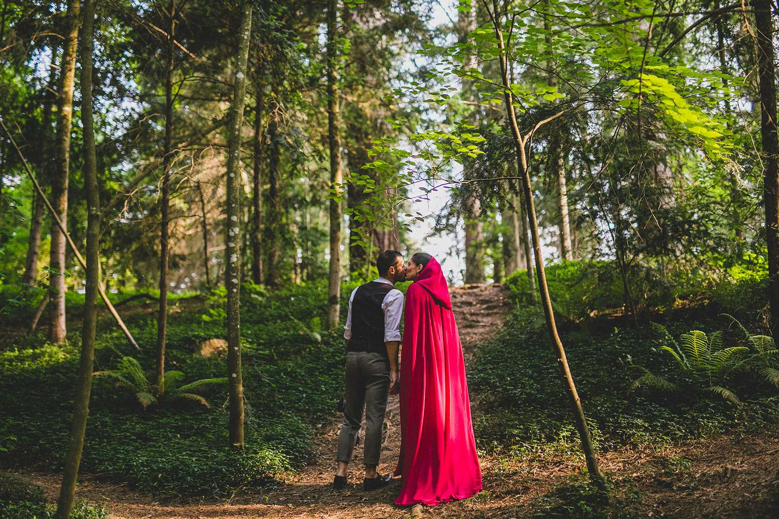 Woodland Party Wedding with A Basketball Tournament, A Pop Up Tattoo Studio  & the Bride in a Fuchsia Cape · Rock n Roll Bride